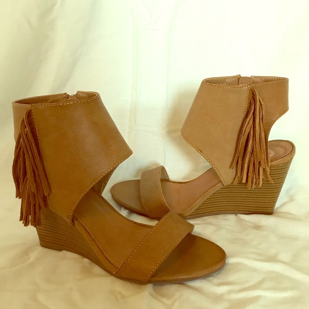 RAMPAGE size 7 Wedges with Fringe (Never Worn)